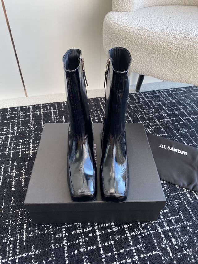 代购级 Jil Sander 吉尔桑达 24Ss 粗跟方头 短靴 极简主义 柔软舒适矮跟鞋 时髦精绝对不能错过的必入款 没有任何繁杂装饰 质感极好的vintag